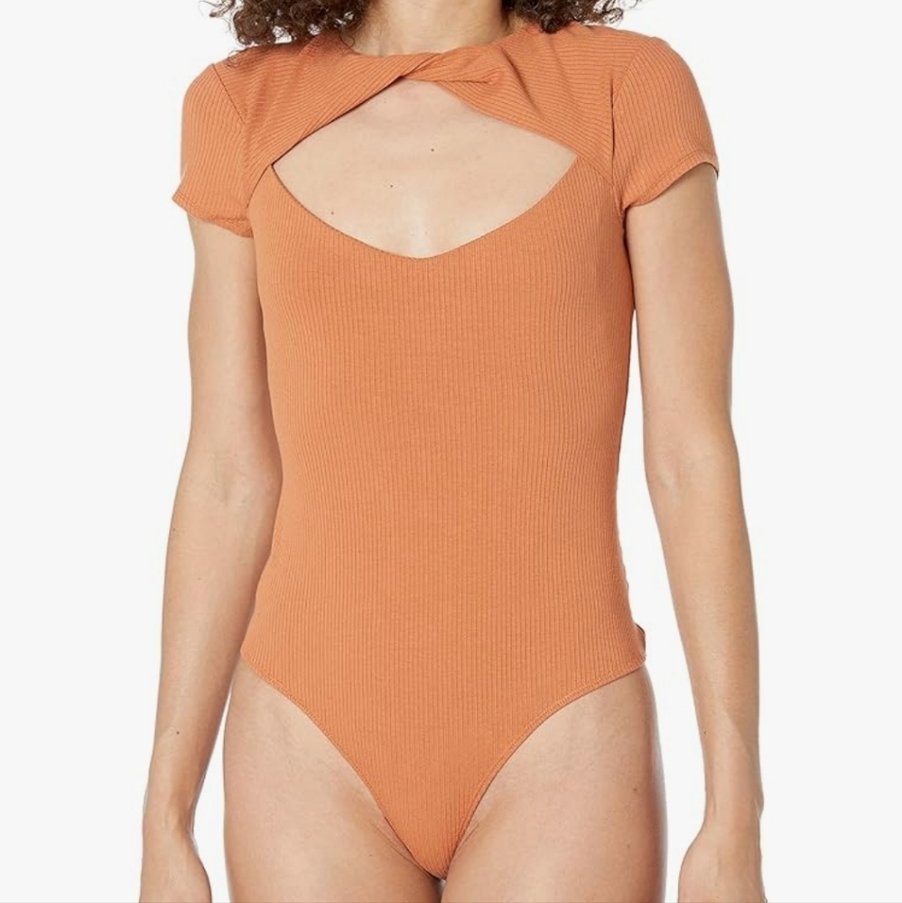 BCBGMAXAZRIA Fitted Ribbed Short CapSleeve Twist Front Cutout Bodysuit Med